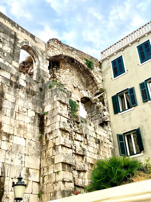 Split, das auf italienisch eigentlich Spalato heißt, ist die zweitgrößte Stadt Kroatiens & der Hotspot mit dem hippsten Flow. Nirgendwo treffen Moderne & altehrwürdige Kultur so genial zusammen | Hot Port Life & Style