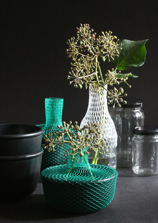 DIY Design Konzept, Vase to go, Kunststoffnetzschlauch, ressourcenschonend, Recycling, Wiederverwendung, nachhaltig 