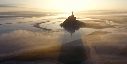 Vue panoramique du Mont-Saint-Michel, monument historique classé à l'UNESCO