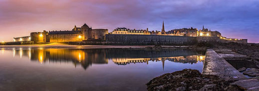 St Malo et ses remparts au coucher du soleil 