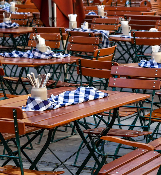 Klappmöbel im Biergarten