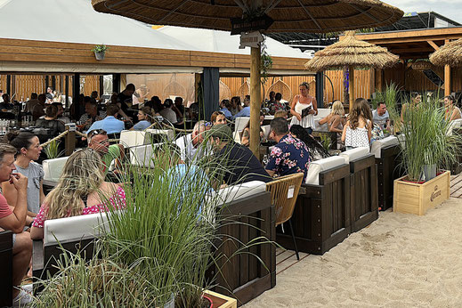 Beachclub mit Terrassenmöbeln auf Maß gebaut