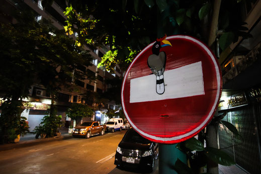 Détournement de panneau réalisé à Bangkok