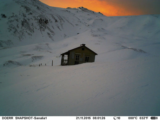 The abandoned hut of the border police at crack of dawn. It was the plan to spend here 2 or 3 night. But the weather was not as good as on this picture. Sanalia, automatic weather-cam, 21/11/2015.