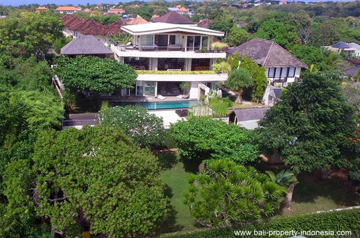 High quality villa for sale in Balangan.  A excellent maintained superb villa with stunning views over Bali offering you 4 bedrooms and holding a Freehold title.