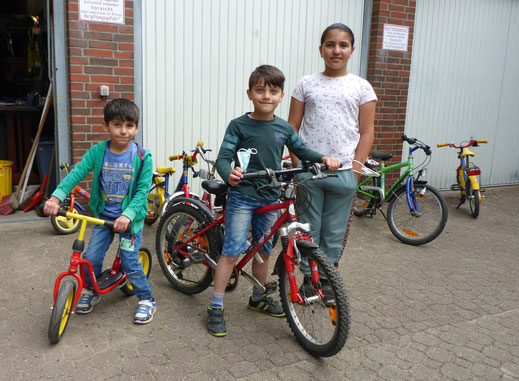 Loi bekommt ein neues Fahrrad! Seine Geschwister freuen sich mit ihm.