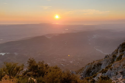 Sonnenuntergang in Albanien. Vom Aussichtspunkt in Kruja geht die Aussicht bis ans Meer.