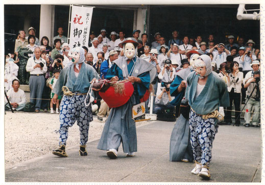 お出迎えする地域の郷土芸能者たち