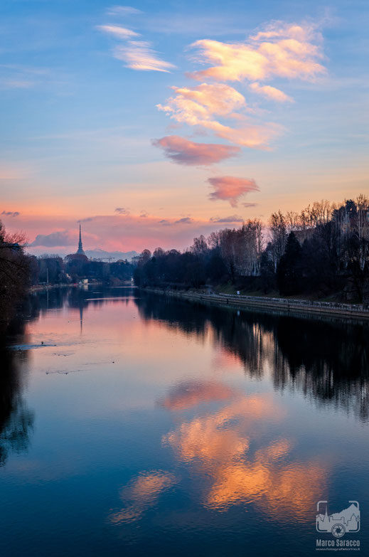 Il fiume Po 5b - La Mole specchiata nel Po all'alba 