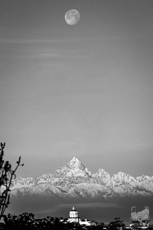 Bianco e nero 6b - I Cappuccini, il Monviso e la luna