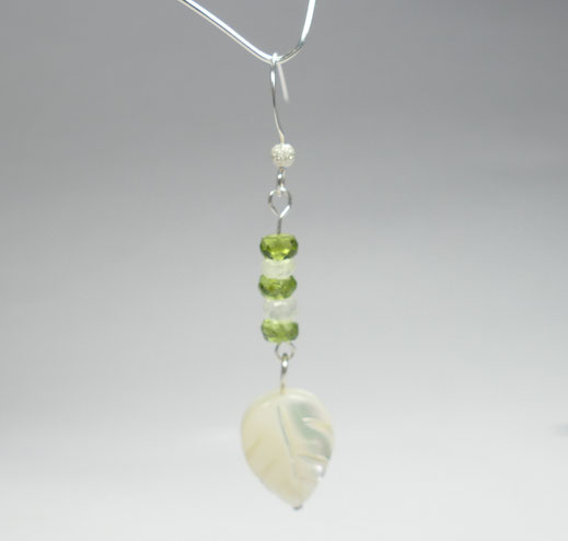 Boucles d'oreilles avec perle de péridot du pakistan, pierre de lune d'Inde et nacre