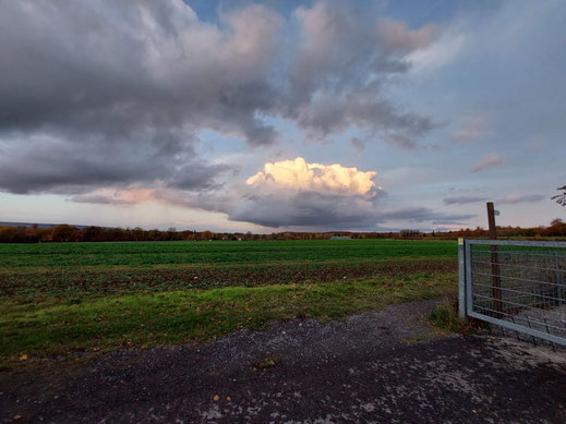 Wolken schaffen es über den Berg.