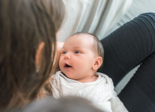 Babyfoto zu hause - Baby schaut Mama an