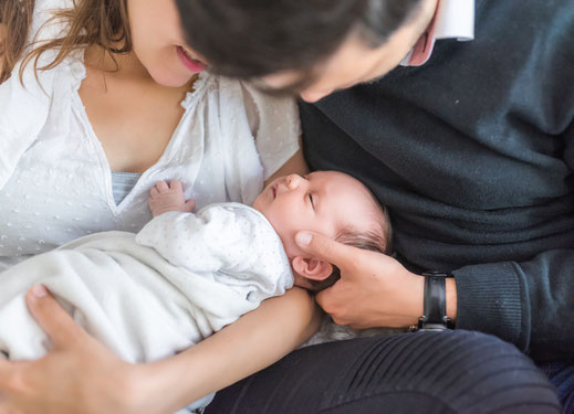 Babyfoto zu hause - Familie mit Baby