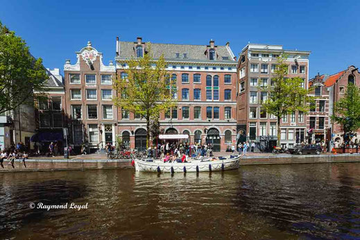 amsterdam old town canal buildings boats
