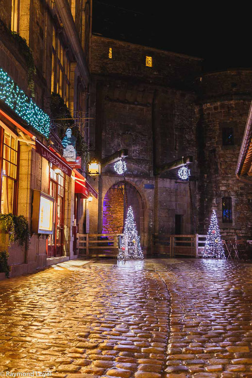 mont saint-michel cobblestone street illumination