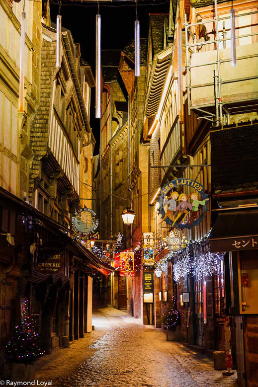 mont saint-michel village christmas illumination