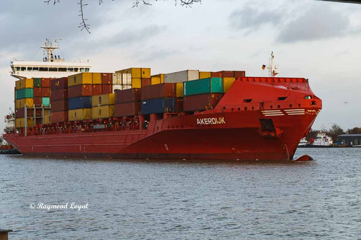 brunsbuettel locks container feeder