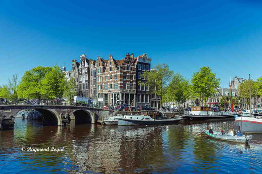 amsterdam old town buildings canals boats