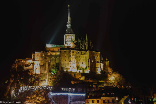 mont saint-michel night image