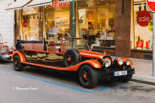 prague old town sightseeing car