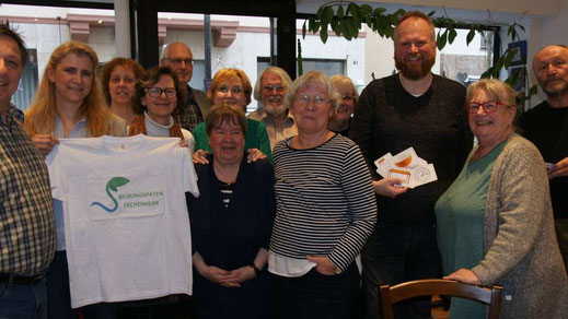 Jan Klingelhöfer (Dritter von rechts) besucht die Bildungspaten mit Überraschung im Gepäck. Neu im Bildungspaten-Team ist Nicole Schmith (Zweite von links). © sh