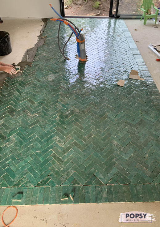 bejmat vert foncé pose carrelage sol émeraude zellige chevron décoration intérieure