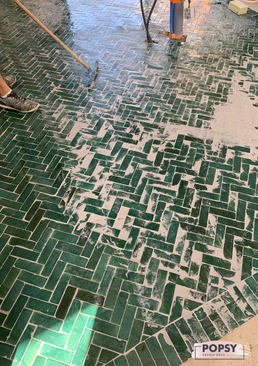 bejmat vert foncé pose carrelage sol émeraude zellige chevron décoration intérieure