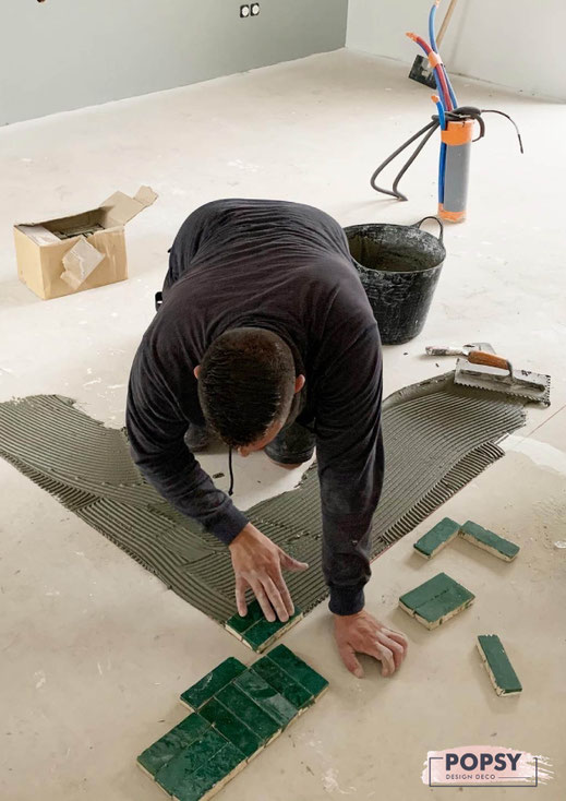 bejmat vert foncé pose carrelage sol émeraude zellige chevron décoration intérieure