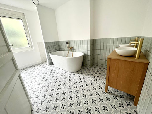 rénovation maison popsy deco architecte d'intérieur bordeaux décoratrice salle de bain baignoire ilôt