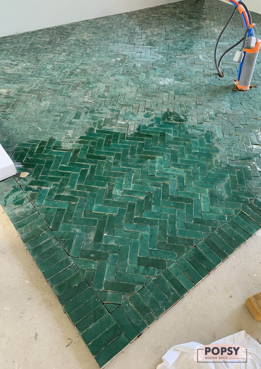 bejmat vert foncé pose carrelage sol émeraude zellige chevron décoration intérieure