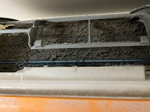 お掃除機能付きエアコン ダイキン製 結露に埃が結び付き汚れる