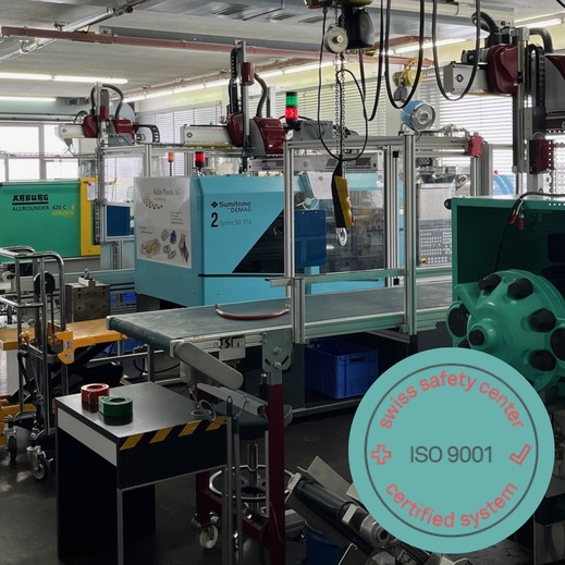 Moderner Maschinenpark der Kälin Plastik AG, spezialisiert auf präzisen und effizienten Kunststoffspritzguss für kundenspezifische Produkte.