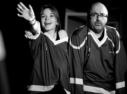 Personnes dynamiques qui forment un atelier de théâtre d'improvisation