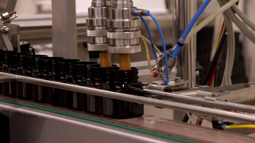 Une machine remplie à la pompe du Miel de Manuka de Nouvelle-Zélande dans des pots en verre avec une densité de 175ml pour 250g