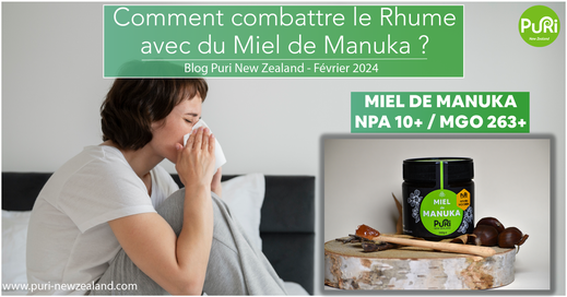 Une femme malade sur son lit a un rhume et se mouche avec un mouchoir