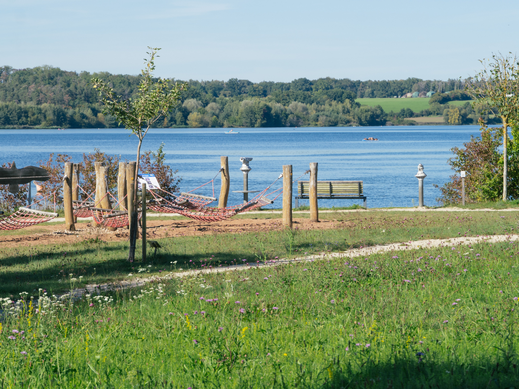 Blick von der Umweltstation auf den Rothsee von einer Hängematte aus 
