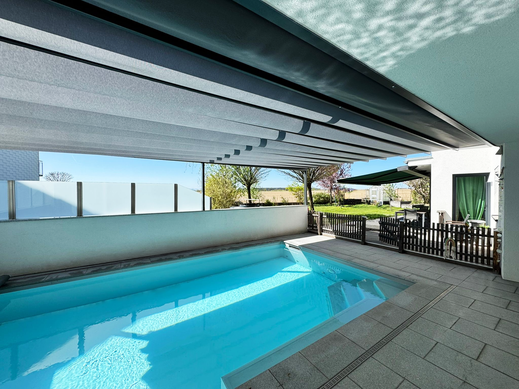 Faltdachpergola über einem Poolbereich in Wels in Oberösterreich