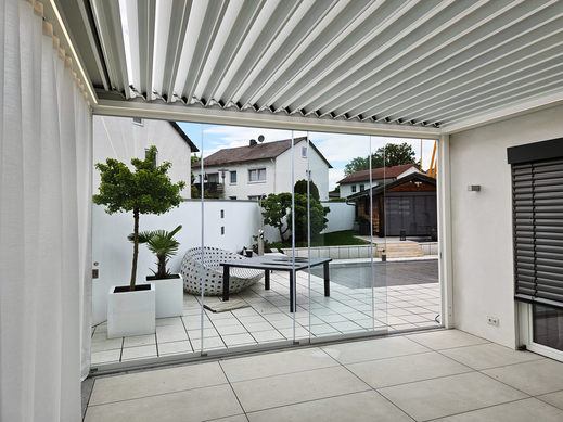 Terrassendach, Lamellendach von Pratic in Eggenfelden, Landkreis Rottal-Inn, Niederbayern