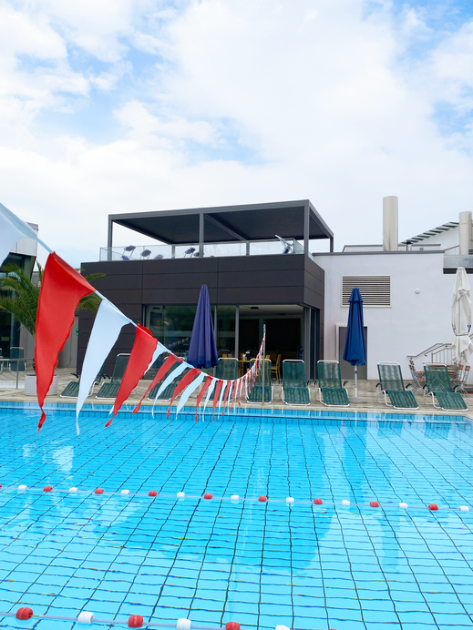 Terrassenüberdachung, Lamellendach in der Therme in Bad Füssing