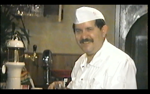 Michele De Rosa nella pizzeria da Rosalba di Pordenone nel 1990