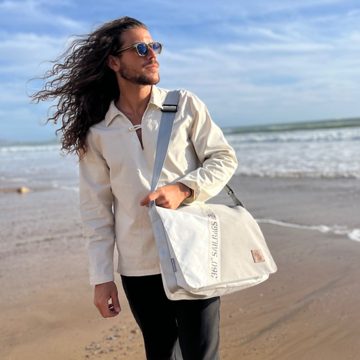 Große Umhängetasche aus recyceltem Segeltuch für Alltag und Business