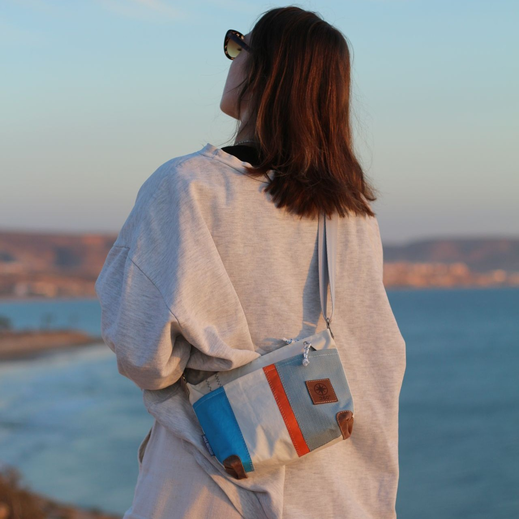 Kleine Umhängetasche aus recyceltem Segeltuch für Alltag und Strand