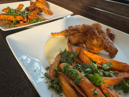 Chicken Fingers mit Süsskartoffelpommes, Kräutern und Sauerrahmespuma