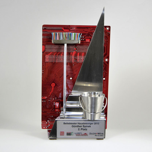 Hausbesorger Pokal aus Festplatte, Litzendräten etc