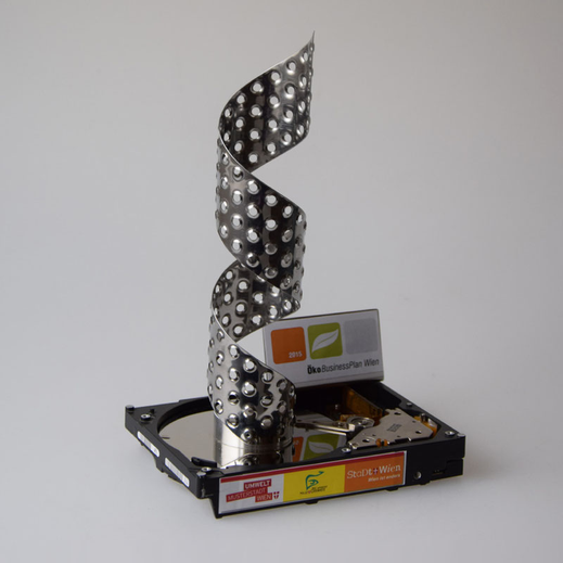 Öko Business Pokal aus Waschmaschinentrommelblech, Festplatte etc.