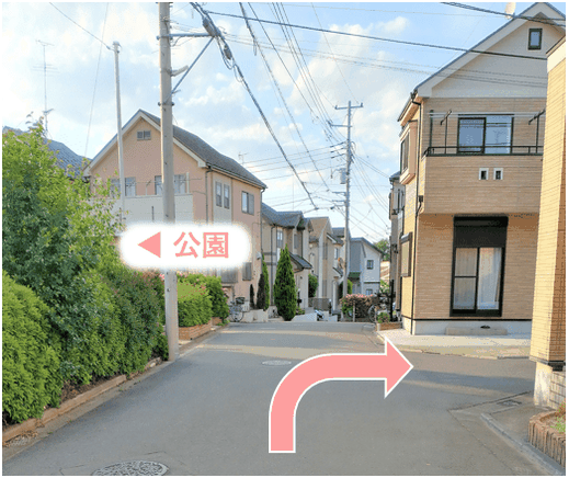 左に小さな公園が見えてきたら、右に曲がり、左奥の家です。