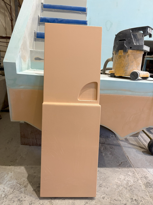 Diese eben fertiggestellte Tür verschliesst nach der Montage einen schmalen, nur von Aussen zugänglichen Waschraum, in dem alle gebrauchten Tauchuntensilien gewaschen werden können - auch hier soll keine Feuchtigkeit ins Boot eindringen.