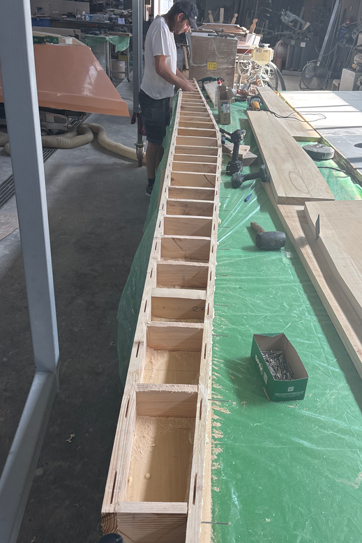 Die Dachträger werden aus leichtem 40mm Pawloniaholz gebau.t