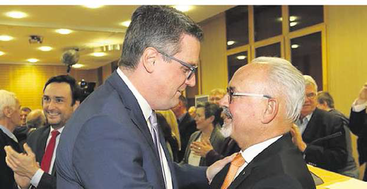 rgänger und Nachfolger: Noch- Städteregionsr at Helmut Et schenberg (rechts) gr atuliert Tim Grüttemeier zum Wa hlsieg. Foto: Ralf Roeger